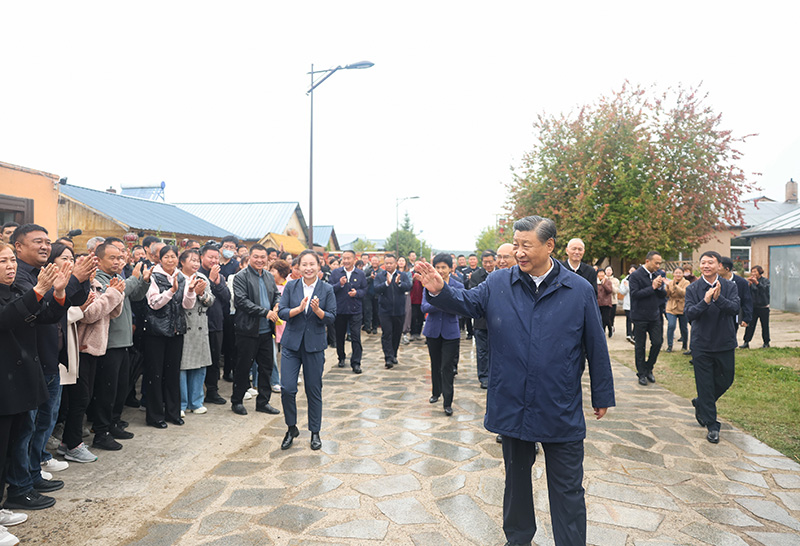 9月6日至8日，中共中央總書記、國家主席、中央軍委主席習(xí)近平在黑龍江考察。這是6日下午，習(xí)近平在大興安嶺地區(qū)漠河市北極村考察時(shí)，向當(dāng)?shù)厝罕姄]手致意。