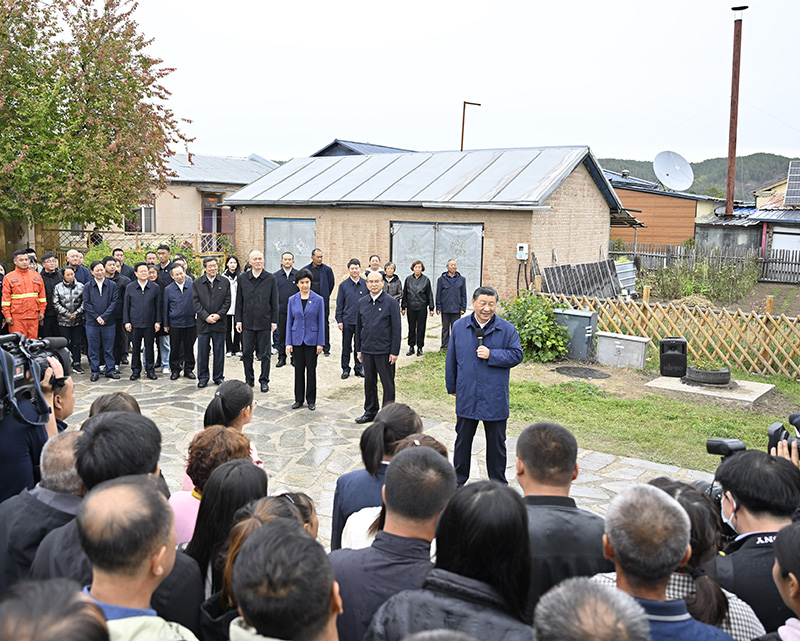 9月6日至8日，中共中央總書記、國家主席、中央軍委主席習(xí)近平在黑龍江考察。這是6日下午，習(xí)近平在大興安嶺地區(qū)漠河市北極村考察時(shí)，同當(dāng)?shù)厝罕娪H切交流。