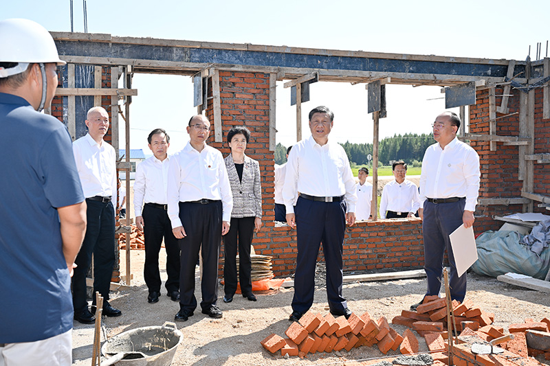 9月6日至8日，中共中央總書記、國家主席、中央軍委主席習(xí)近平在黑龍江考察。這是7日上午，習(xí)近平在遭受洪澇災(zāi)害的哈爾濱尚志市老街基鄉(xiāng)龍王廟村，察看水毀房屋重建情況。
