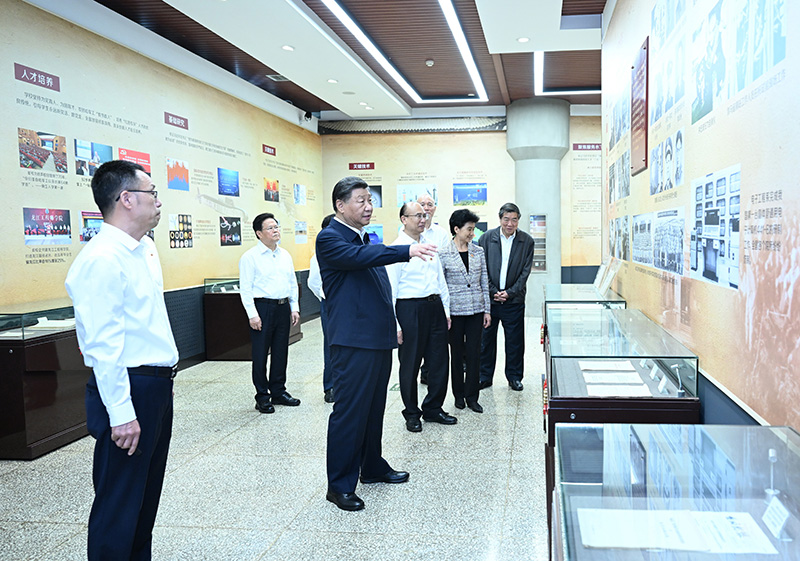 9月6日至8日，中共中央總書記、國家主席、中央軍委主席習(xí)近平在黑龍江考察。這是7日上午，習(xí)近平在哈爾濱工程大學(xué)哈軍工紀(jì)念館考察。